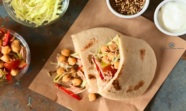 سالاد تن با نخود با نان پیتا